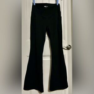 POPFLEX Crisscross Hourglass® Flared Legging with Pockets - Black